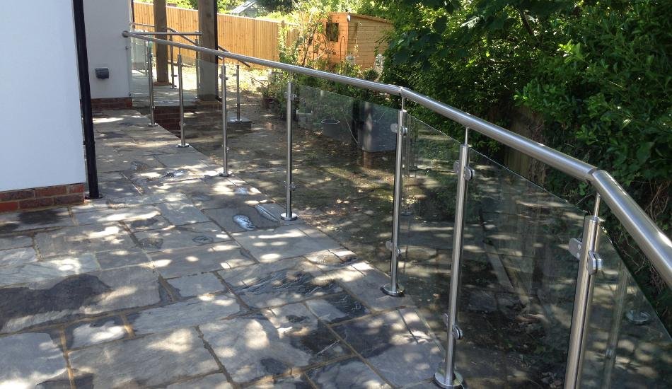External post and rail glass balustrade