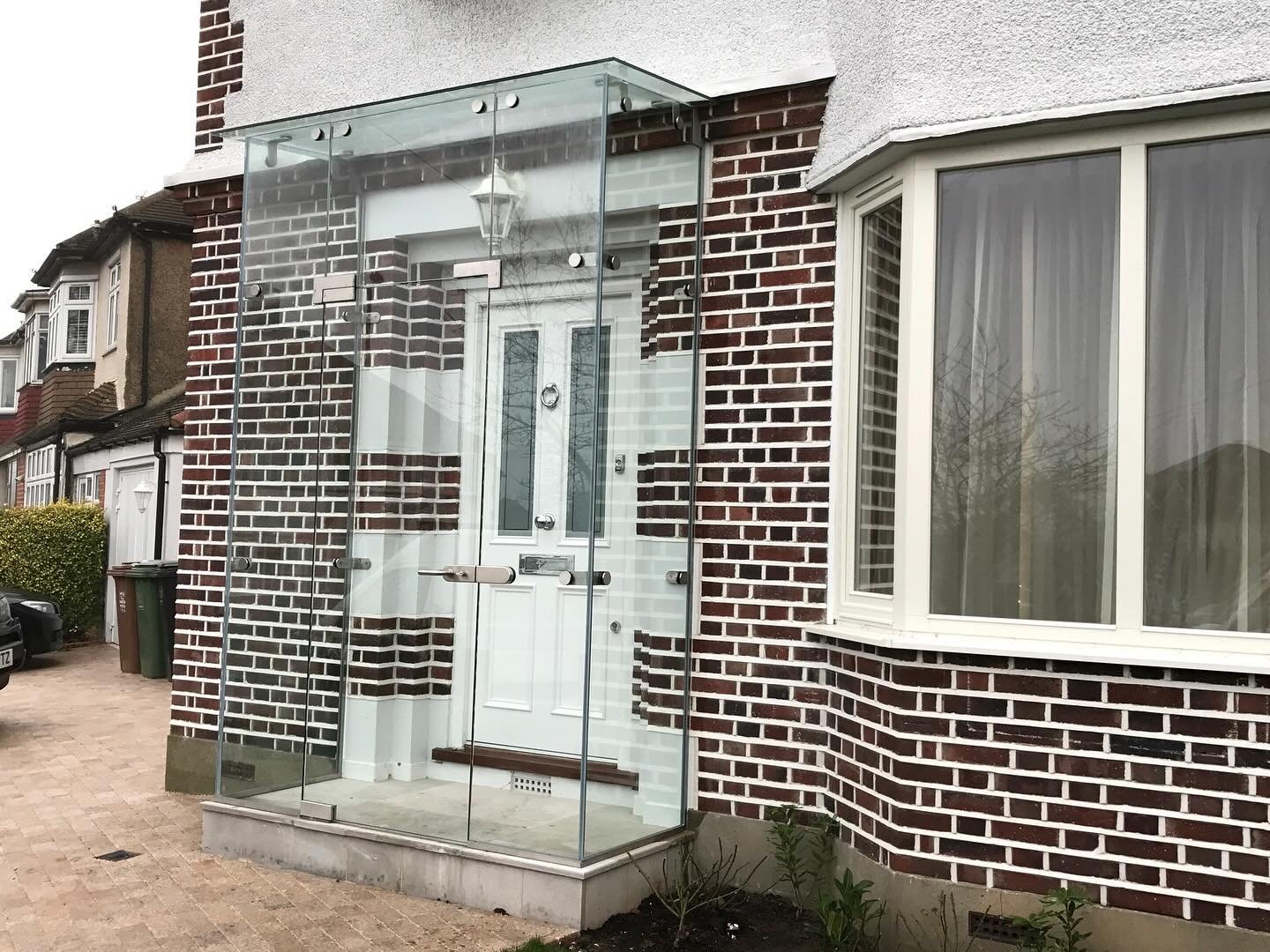 Sometimes customers are concerned if a frameless glass porch is safe. Is a frameless glass entrance safe? Yes! Our frameless glass entrances and porches are designed to withstand everyday forces (and are fully compliant to relevant building regulations). They are typically manufactured from 10-12mm thick toughened safety glass (5x tougher than regular annealed glass) and any structural or overhead glazing comprises of a laminated panel for extra safety.#safetyglass#lamiantedglass #framlessglass #buildingregs #framelessglassentrance #framelessglassporch #interiordesign #homedesign