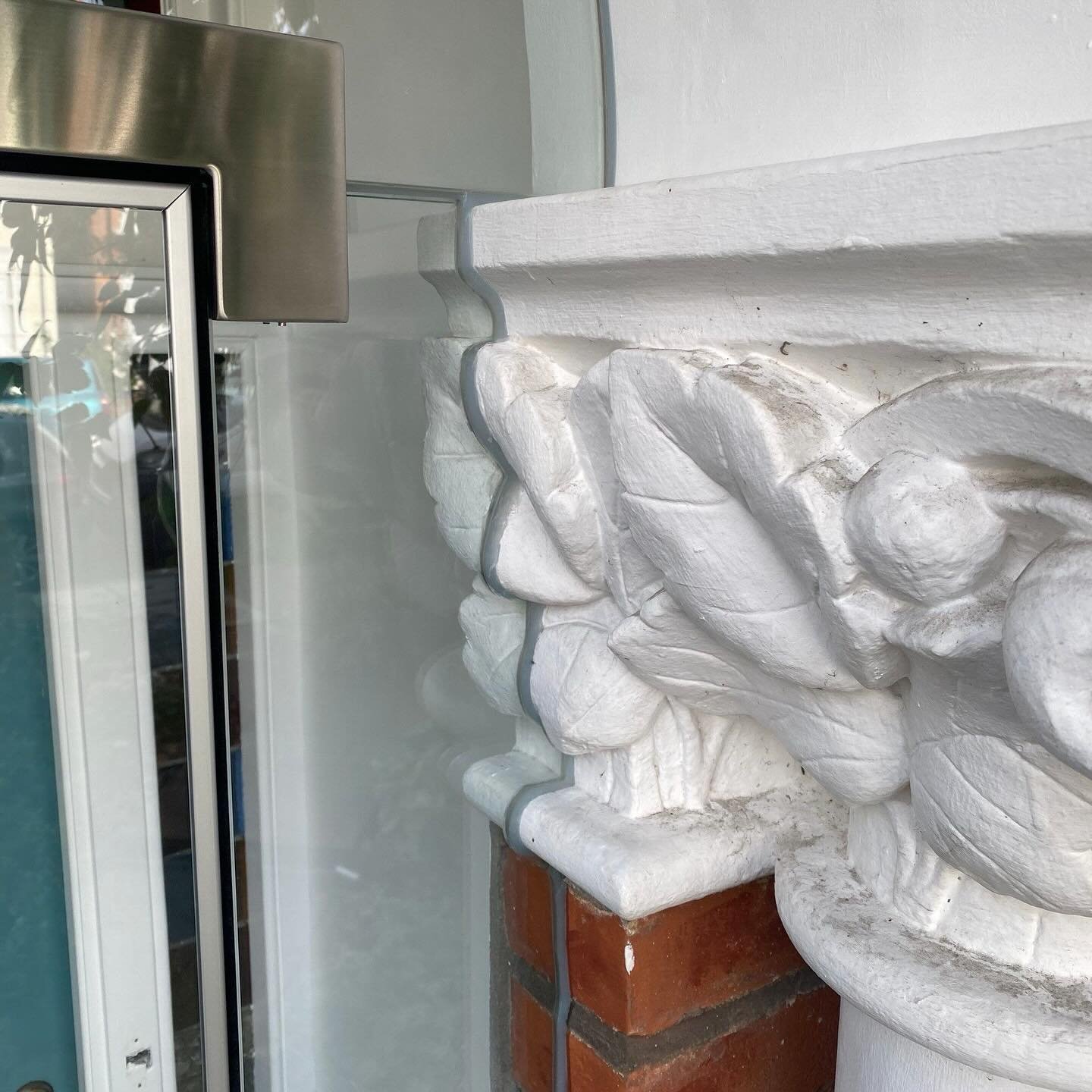 A key benefit of a frameless glass entrance is that it does not detract from the original features of a property. Unlike UPVC porches, a frameless porch uses only minimal fittings with no mullions or cross bars. The glass can be shaped around original features to prevent the need to destroy the original elements of the building or fill have to fill awkward spaces with plastic or aluminium.#heritageproperty #buildingconservation #buildingrestoration #framelesglass #framelessglassentrance #bespokeentrance #bespoekdetail #glassporch