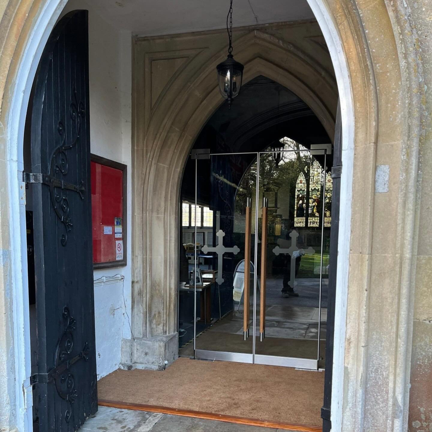 Whilst maintaining a buildings original features, a frameless glass porch can modernise a traditional space in an unobtrusive way creating a modern and inviting entrance to the property whilst also keeping the draughts out.#framelessglassentrance #draughtproofing #hertiagebuildings #ecclesiasticalbuildings