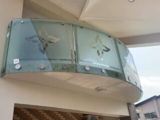 Can a balustrade reflect your personal style? With the right materials and bespoke design, yes.
At Precision Glass we offer custom options including:
🎨 coloured or tinted interlayers
🖨️ digitally printed designs
🧵 patterned films or fabric inserts
From understated sandblast designs to bold digitally printed feature walls, bespoke balustrades can enhance both layout and aesthetics of your project. Ideal for staircases, landings, terraces or mezzanines in high-end homes or boutique developments.
Every element is designed to suit the project, including full compliance with safety and load-bearing regulations.#GlassDesign #GlassBalustrade #InteriorArchitecture #LuxuryDesign #BespokeGlass #PatternedGlass #CustomBalustrade