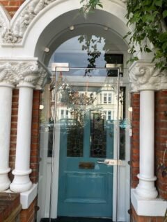 Modern glass front doors offer a sleek, contemporary alternative to traditional timber or composite designs. With fully frameless options and minimal fittings, they add light, space and a sense of simplicity to your entrance. Ideal for modern homes or refined refurbishments, every door is tailored to your layout and aesthetic. Discover how a bespoke glass entrance can transform the first impression of your property.#GlassFrontDoor
#ModernHomeDesign
#FramelessGlassDoor
#ContemporaryEntrance
#ArchitecturalGlass
#MinimalistDesign
#HomeEntranceInspo
#BespokeGlazing
#ModernArchitecture
#DesignLedLiving