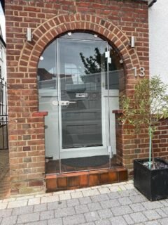 Beyond standard glazing lays a world of bespoke solutions, where every panel responds to a specific architectural need. From shaped balustrades to vast curved assemblies, bespoke glazing isn’t just about size or style—it’s about working with your project, not forcing it to fit. For complex forms and boundary-pushing designs, off-the-shelf won’t do. That’s where we come in. #BespokeGlazing #ArchitecturalGlass #HighEndDesign #GlassArchitecture #PrecisionDetails