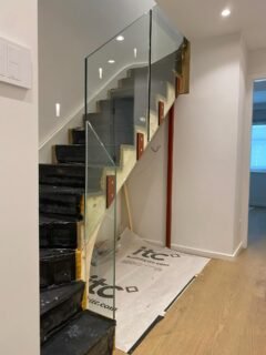 A frameless glass balustrade transforms a staircase into a striking architectural feature. Clean lines, uninterrupted views, and a sense of openness without compromising safety. Ideal for modern interiors looking for a touch of understated refinement. Enquire now via the link in our bio. #frameless #architecture #precision