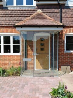Frameless glass entrances offer a clean, modern alternative to traditional entrances. Ideal for contemporary homes and high-end refurbishments, they create a sense of light, space and understated elegance. Our bespoke designs are tailored to your project, ensuring every detail is both functional and visually refined.#GlassEntrance #ArchitecturalGlazing #FramelessGlassDoor #LuxuryHomes #ContemporaryArchitecture #PrecisionGlass #ModernHomeDesign