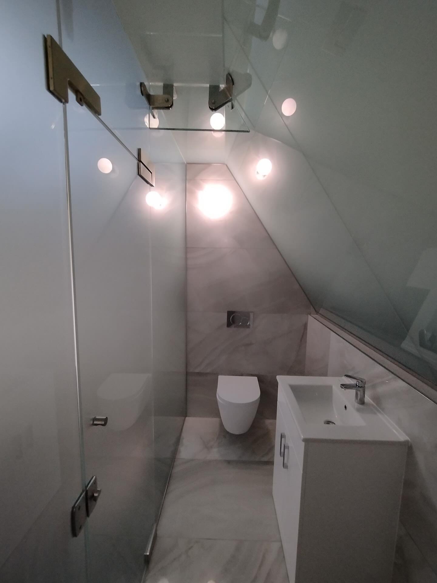 Why use sandblasted glass in an en-suite?It’s an elegant way to provide privacy without sacrificing light. Frosted through a permanent surface treatment, sandblasted glass maintains a soft, diffused glow while obscuring views – ideal for shared bathroom spaces or open-plan bedroom layouts.#ArchitecturalGlass #SandblastedGlass #EnSuiteDesign #PrivacyWithLight #InteriorArchitecture #FramelessGlass #LuxuryBathrooms