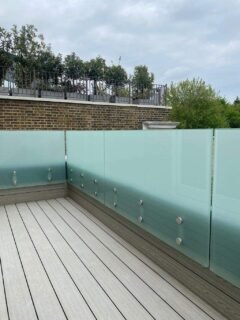 Looking to increase natural light without compromising privacy? A sandblasted glass balustrade offers the perfect balance. It allows light to flow freely through a space while maintaining visual privacy, ideal for terraces, balconies or internal staircases. Subtle, effective and tailored to suit your project.
#architecture #glass #precision