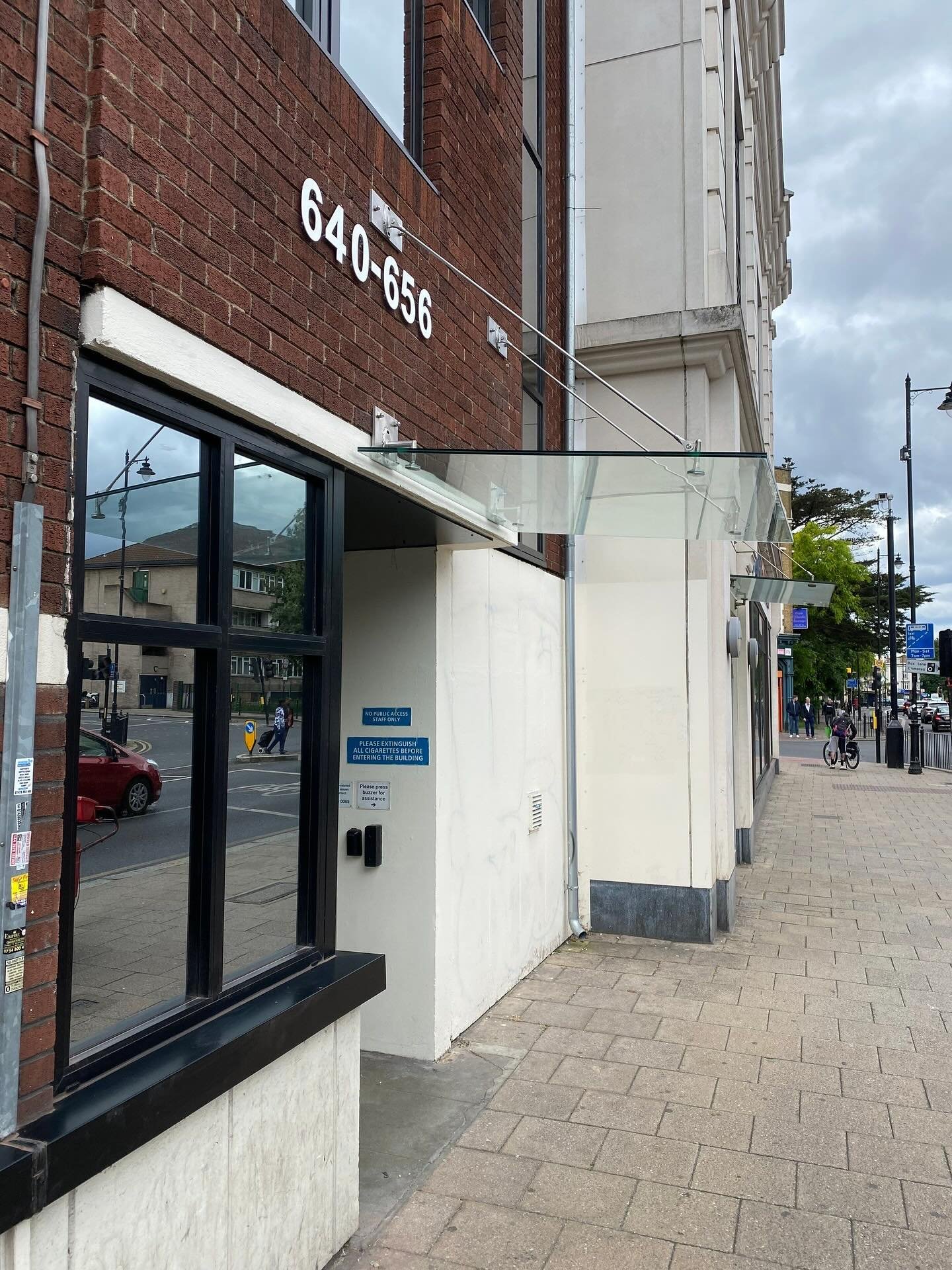 Modernise your entrance and protect yourself from the elements with a frameless glass canopy.Designed to deliver both function and elegance, these minimal structures offer discreet protection without compromising on light or aesthetics. Ideal for high-end residential and commercial entrances, they add a refined architectural detail while keeping doorways dry and welcoming.Bespoke design ensures each installation suits the property perfectly.#ArchitecturalGlazing #FramelessGlass #GlassCanopy #ContemporaryDesign #EntranceDesign #HighEndArchitecture #PrecisionGlass