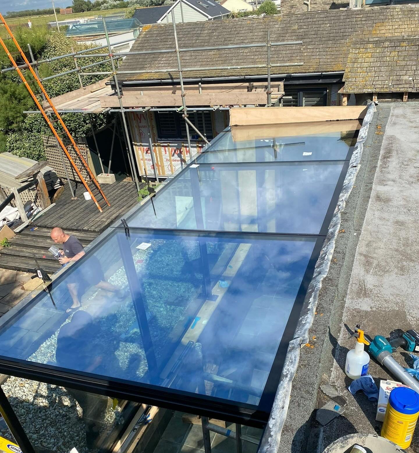 What makes a great glass link? It’s more than just connecting two structures. A well-designed glazed link complements both buildings, solves access or layout issues, and introduces light and openness into the space. Key considerations include structural support, thermal performance, drainage, and how the junctions will be detailed. At Precision Glass Ltd, we specialise in bespoke glazed links that suit complex settings. Thoughtfully designed and expertly installed, each one is unique to its architecture and context.#GlassArchitecture #GlazedLink #StructuralGlass #PrecisionGlass #ArchitecturalGlazing #HighEndResidential #GlassDesign #ContemporaryArchitecture