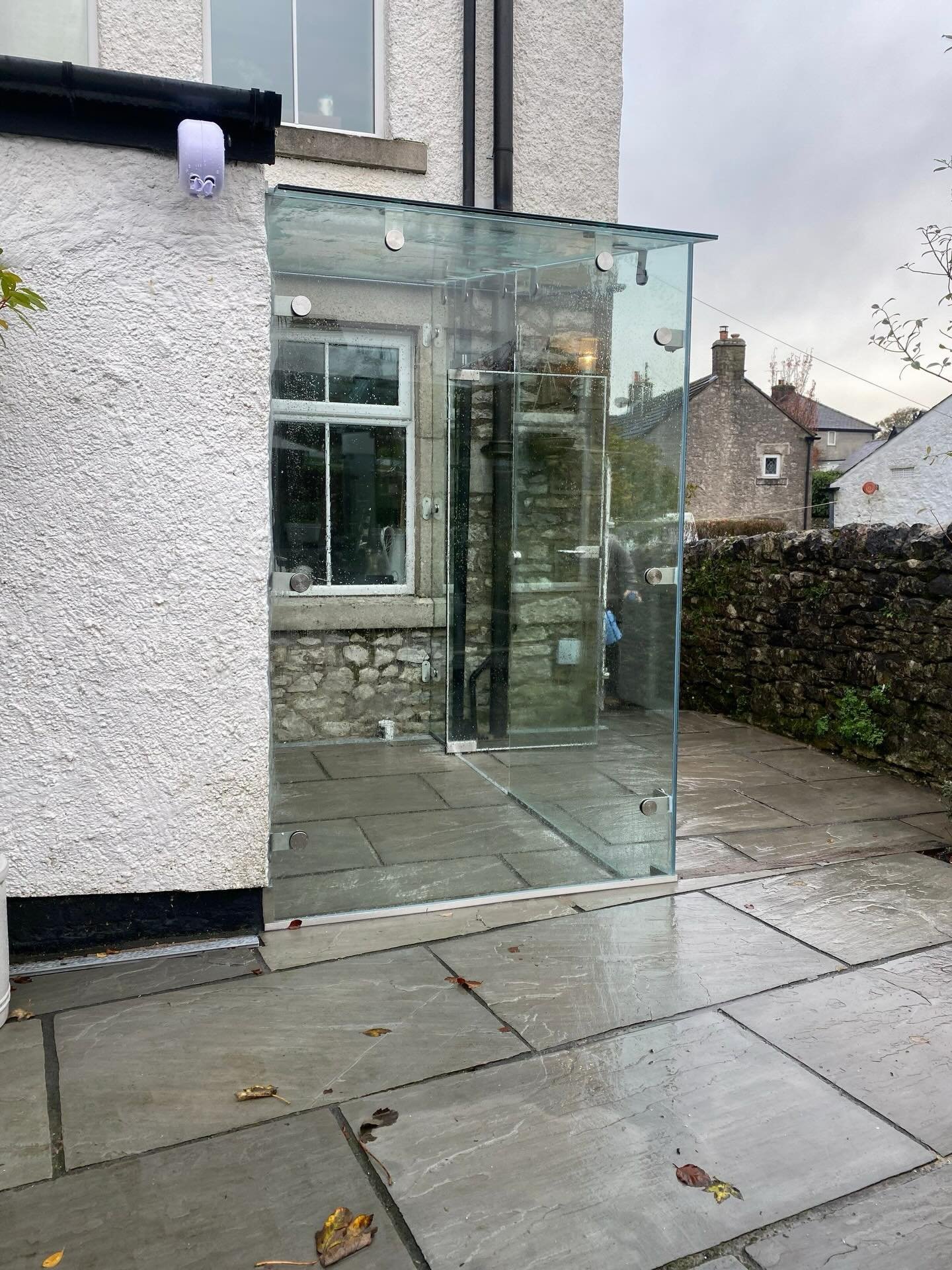 Behind every minimal glass façade is a carefully designed system of fixings and supports. These hidden details carry the load, manage movement, and maintain safety across large spans of frameless glass. Whether it’s a structural glass wall, canopy, or link, success lies in choosing the right support solution for the site-specific conditions. Precision Glass Ltd works closely with architects and contractors to ensure every detail is robust, discreet, and tailored to the project. #StructuralGlazing #ArchitecturalGlass #FramelessDesign #GlassEngineering #MinimalDesign #PrecisionGlass