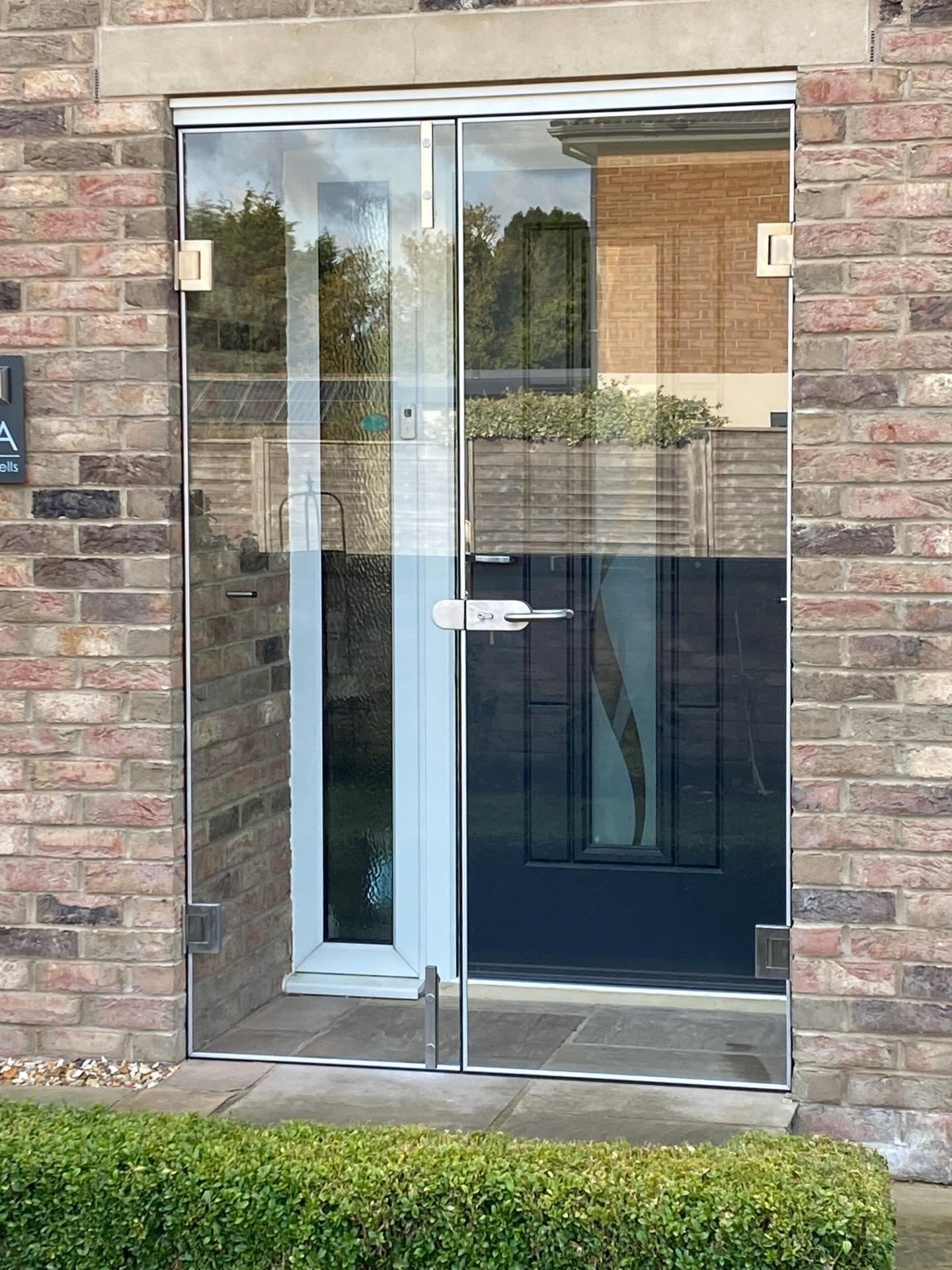 A frameless glass porch provides discreet shelter without compromising the design of your entrance. Whether you’re waiting for the door to open or unloading the car, it offers protection from the rain while complementing your home’s architecture. Designed to suit your space, with minimal structure and maximum impact.#ArchitecturalGlazing #GlassPorch #FramelessDesign #HighEndHomes #EntranceDesign PrecisionGlass ModernArchitecture