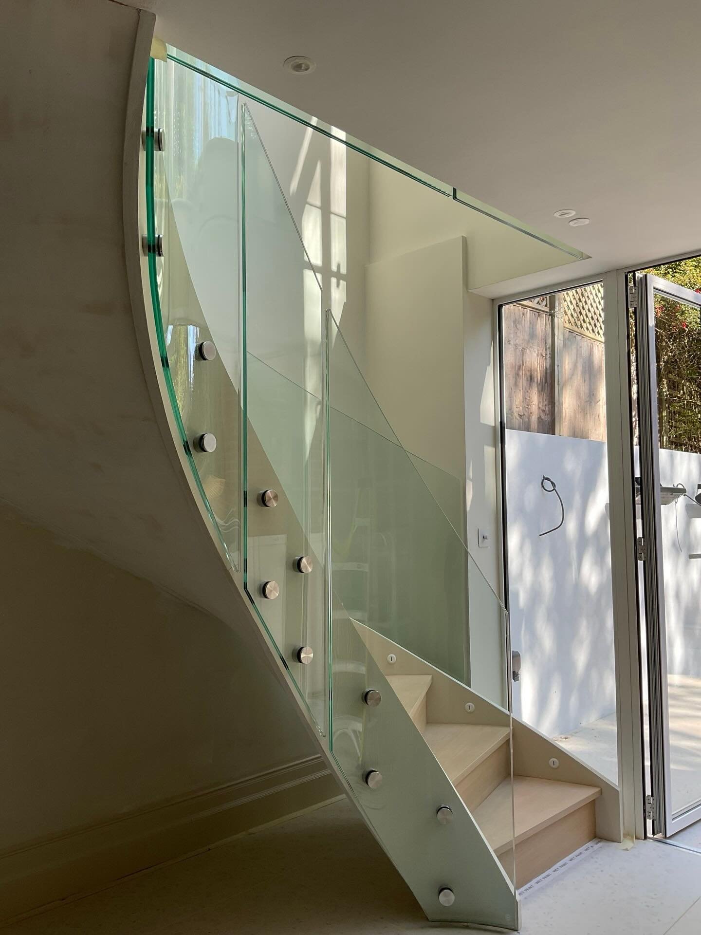 Clean lines, uninterrupted views, and a sleek finish. Frameless glass balustrades offer a modern alternative to traditional banisters which is ideal for both indoor staircases and external terraces. They maximise light, complement contemporary architecture, and provide the safety expected on high-spec builds. A practical, refined solution for projects where detail matters. #architecture #frameless #glazing