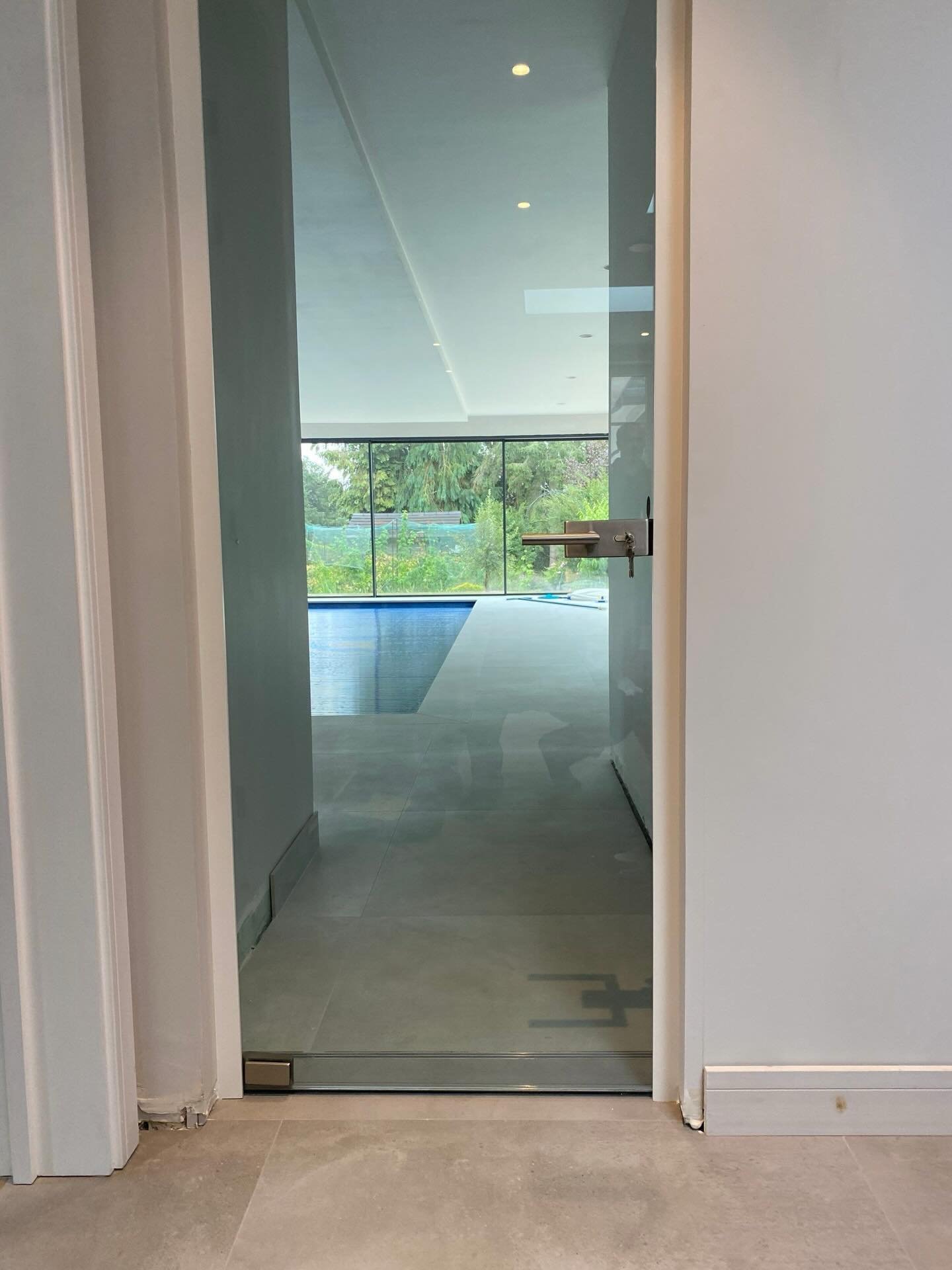 Frameless internal glass doors offer a minimalist alternative to traditional framed options, creating seamless transitions between rooms while allowing natural light to pass through. Ideal for contemporary or high-end residential interiors, they help open up spaces without compromising privacy. Each installation is tailored to suit the surrounding structure, ensuring a precise fit and discreet detailing.#framelessglass #glassdoors #interiorarchitecture #bespokeglass #luxuryinteriors glasstransitions minimalinteriors architecturaldesign precisionglass glasspartitions modernhomes customglazing