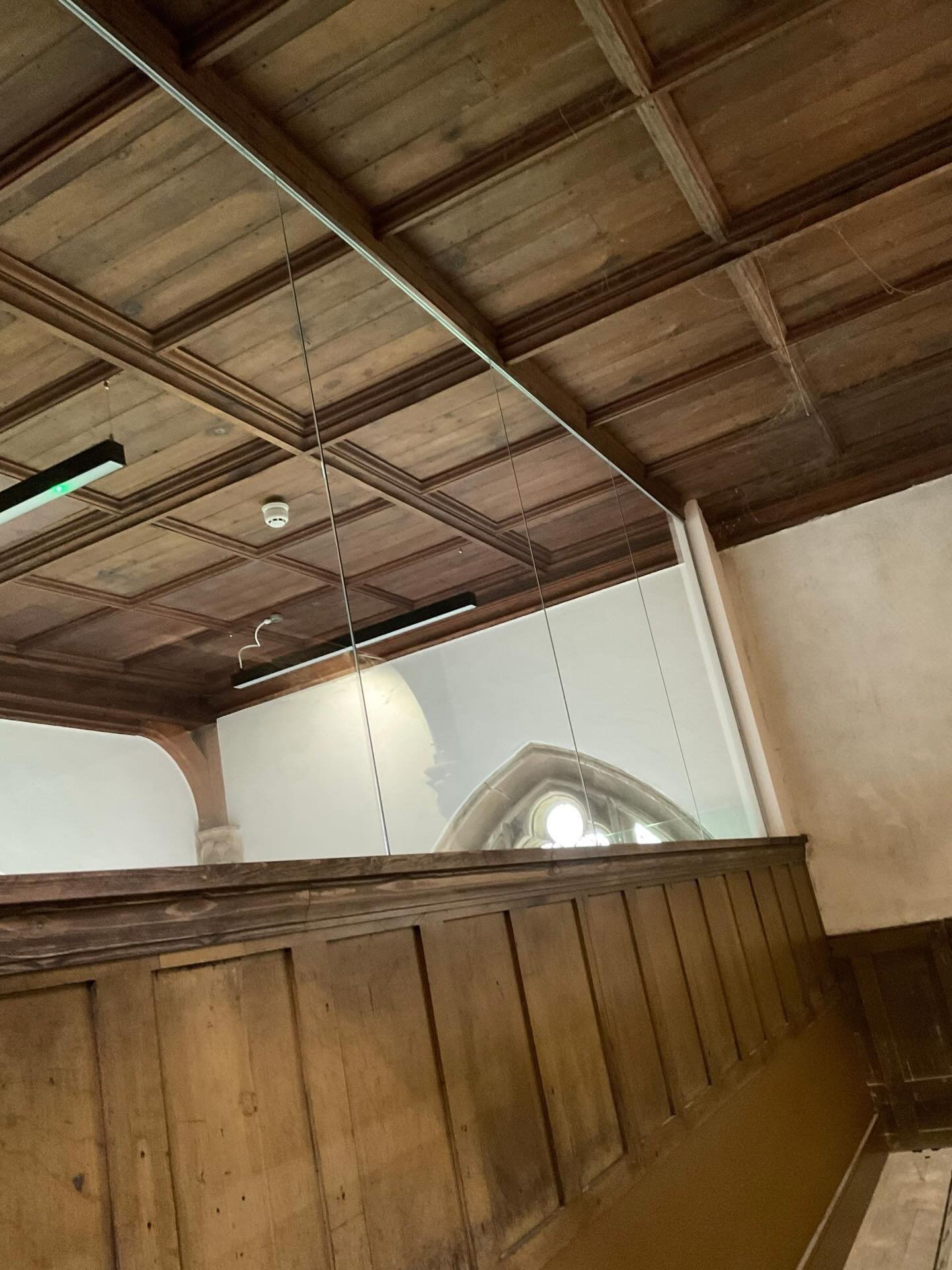 Designing for listed buildings demands attention to heritage, detail and discretion. Frameless glass offers a contemporary solution that respects the original architecture while introducing light, clarity and subtle modernity. From frameless porches to internal partitions and sensitive extensions, our bespoke glass solutions are designed to complement without compromise.#FramelessGlass #ListedBuildings #ArchitecturalGlazing #ConservationArchitecture #GlassDesign HeritageArchitecture ModernIntervention StructuralGlass HighEndRenovation GlassExtensions