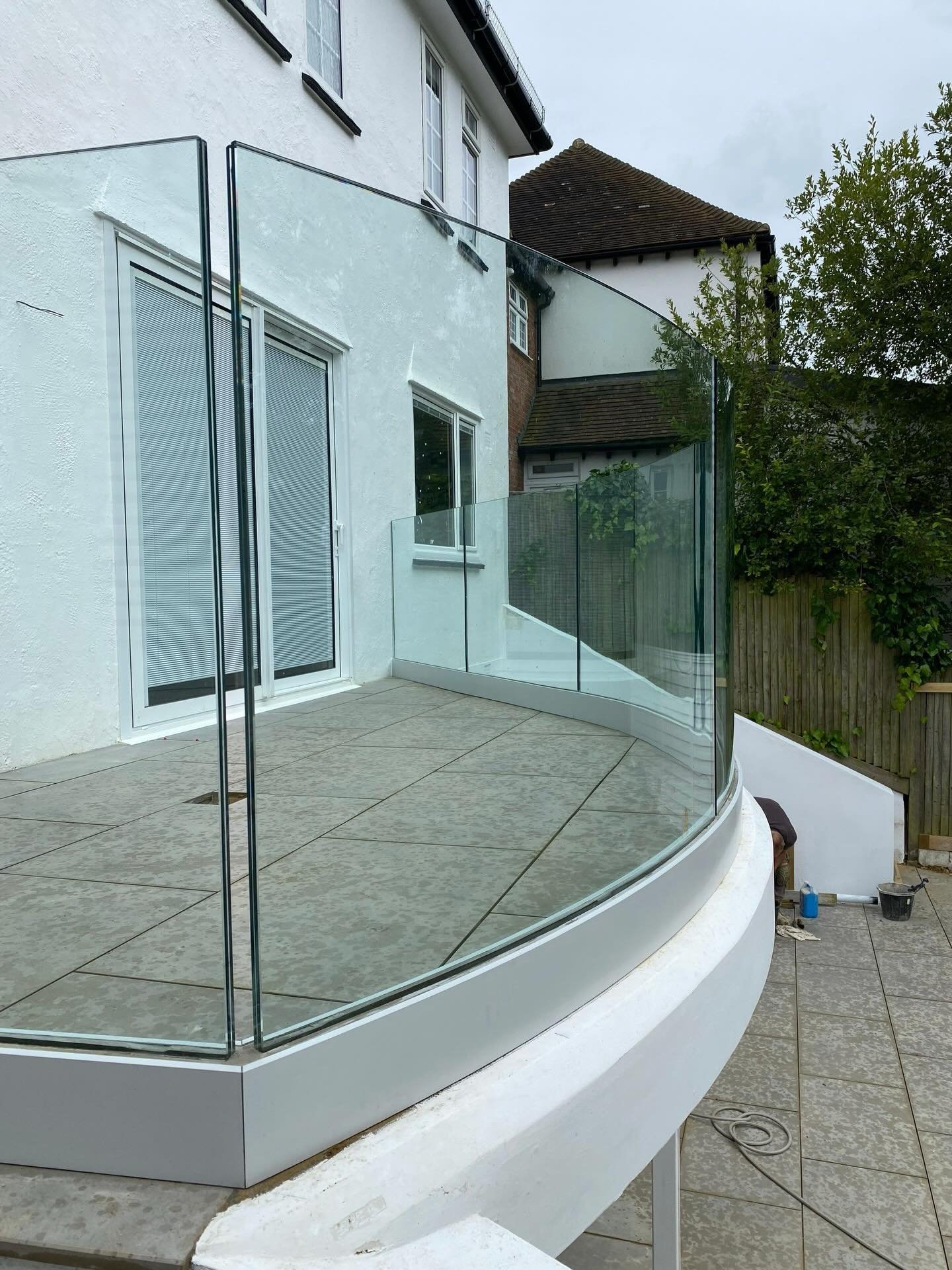 Frameless glass balustrades allow clear sightlines and clean finishes, especially suited to elevated terraces and outdoor living areas.This recent project features external glass balustrading set in channel, achieving a minimalist look without visual interruption. Designed to comply with safety regulations while enhancing the architectural form, the system integrates seamlessly with the surrounding finishes.Precision detailing at corners and terminations ensures durability and visual continuity throughout.#framelessglass #glassbalustrade #architecturalglazing #channelsetglass #externalbalustrade minimalistarchitecture terracebalustrade glazingdetails highendhomes bespokeglazing balustradedesign precisionglass