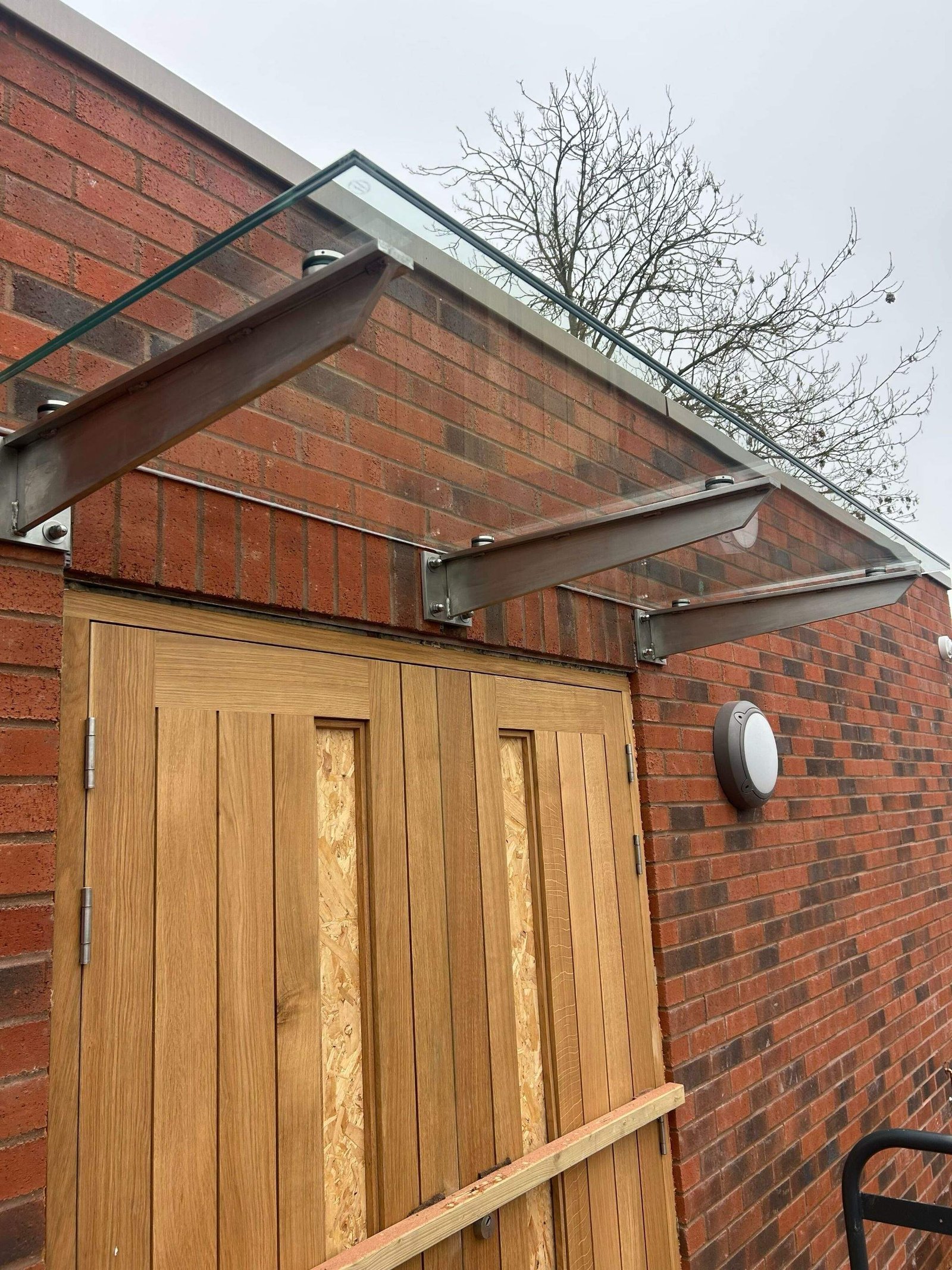 A frameless glass canopy can provide shelter without adding visual weight to an entrance or external walkway.Using minimal supporting details and carefully coordinated glass, the result is a clean architectural feature that protects against the elements while preserving light and views.Every canopy is designed to suit the building, structure and site conditions, with attention to interfaces, drainage and finished quality.#FramelessGlass #GlassCanopy #ArchitecturalGlazing #StructuralGlass #GlassArchitecture BespokeGlazing ContemporaryArchitecture ArchitecturalDesign PrecisionGlass LondonArchitecture HighEndResidential CommercialArchitecture