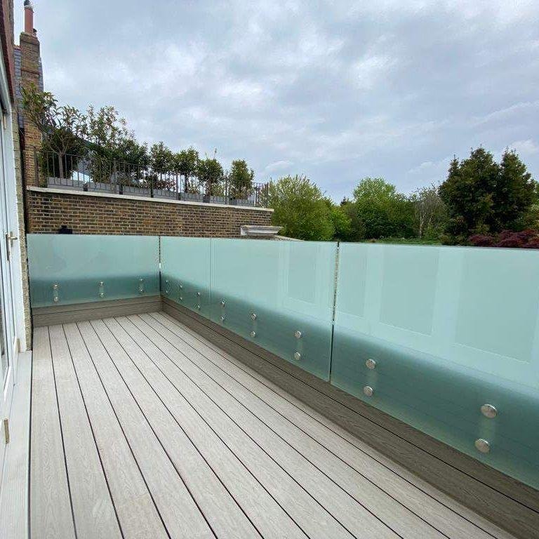 Where Should Safety Glass Be Used? Types, Applications and Why Specification Matters 7 Frameless privacy glass balustrade with toughened laminated glass