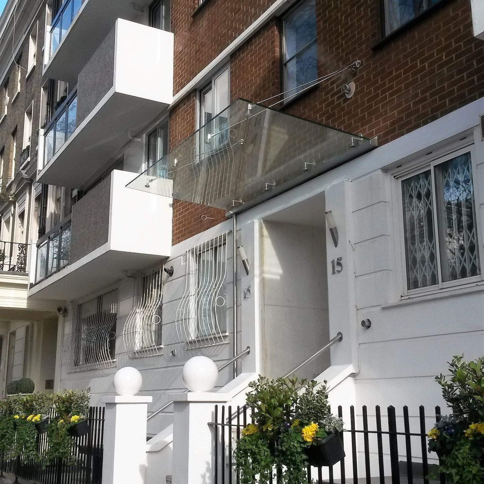 Where Should Safety Glass Be Used? Types, Applications and Why Specification Matters 6 Glass canopy with laminated glass